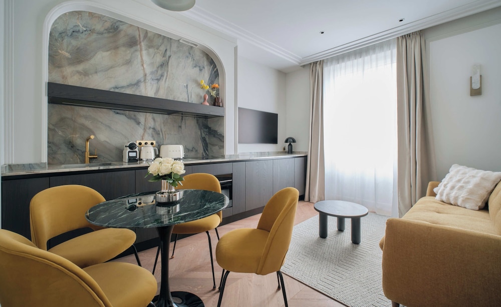 Deluxe One-Bedroom Apartment with City View 401