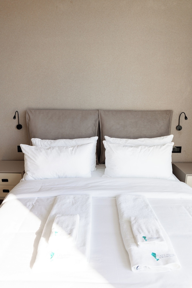 Deluxe Studio Suite, Bathtub, Sea View