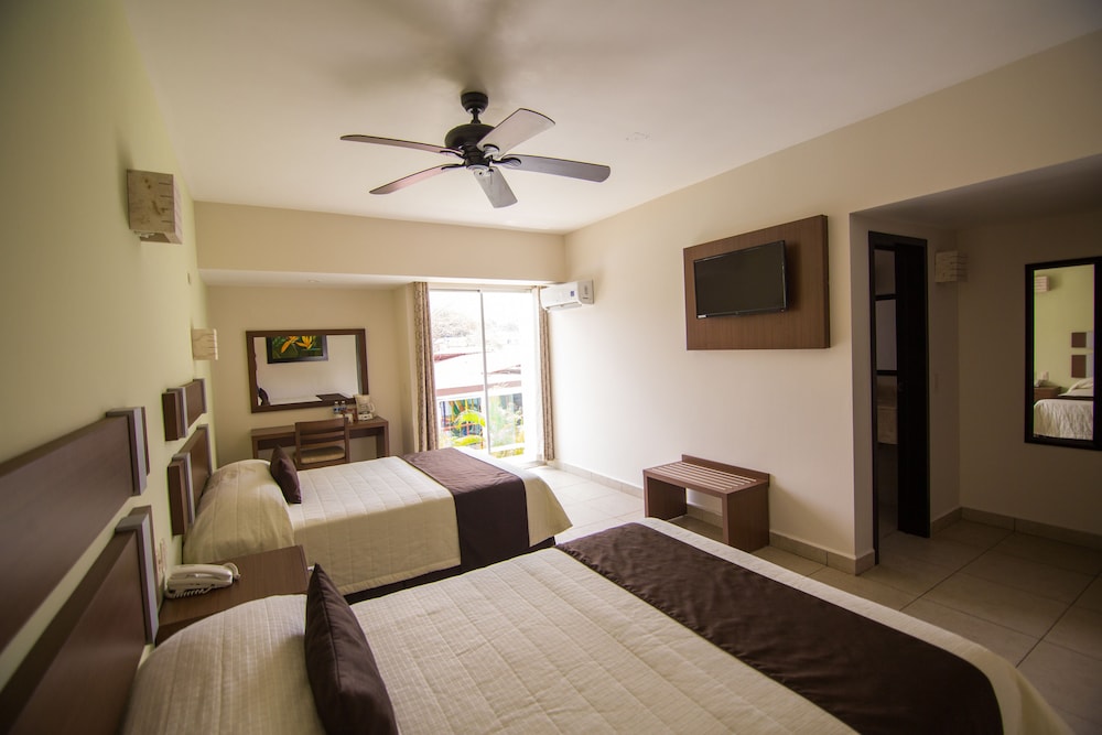Room, 2 Twin Beds, Street View - Photo 2