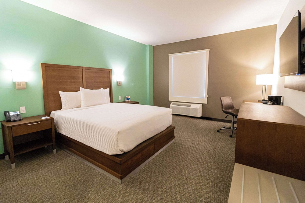 Business Room, 1 Queen Bed, Non Smoking - Photo 1
