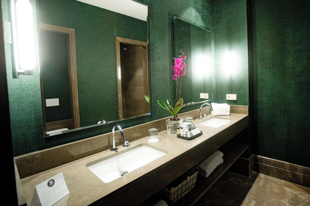 Double or Twin Room, City View thumbnail 5