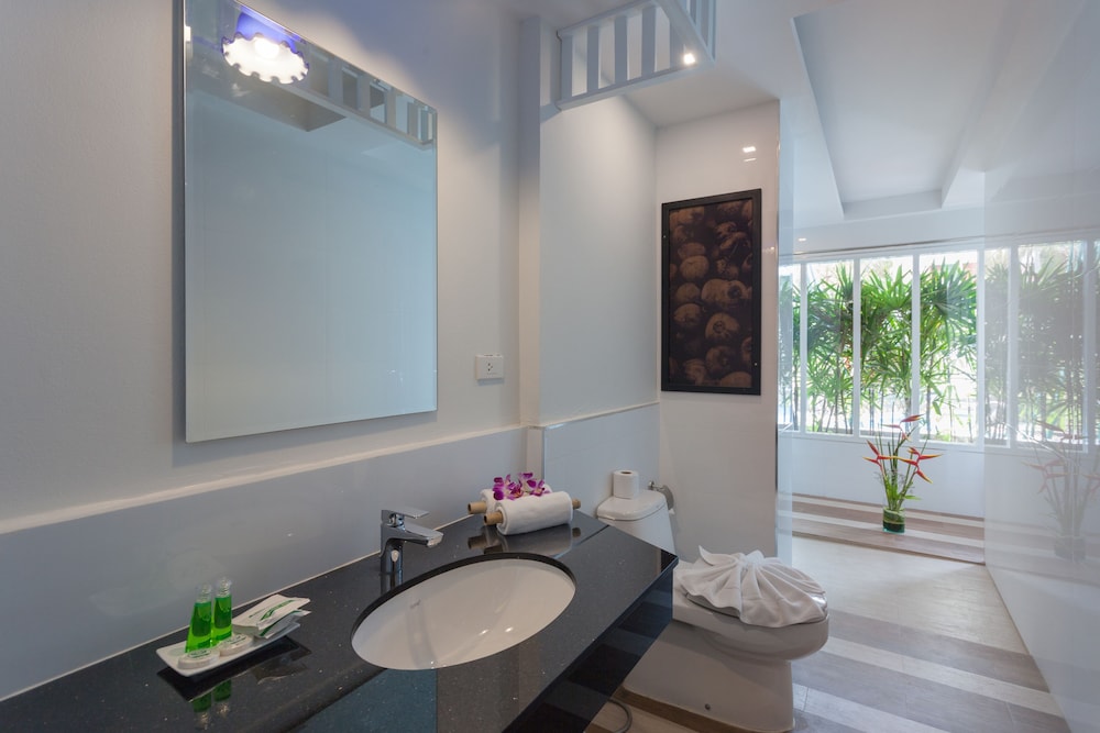 Standard King or Twin Room, Pool Access photo 3