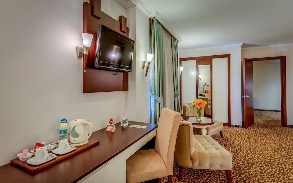 Suite, 1 King Bed, Non Smoking, View