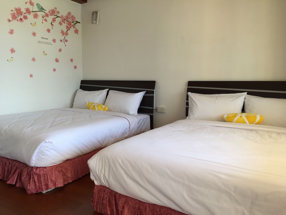 Family Quadruple Room, 2 Queen Beds, Non Smoking photo 3