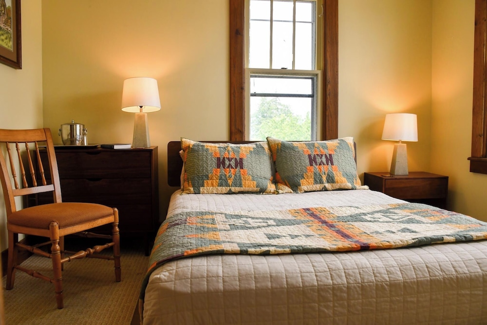 Deluxe Room, 1 Queen Bed, Lake View photo 3