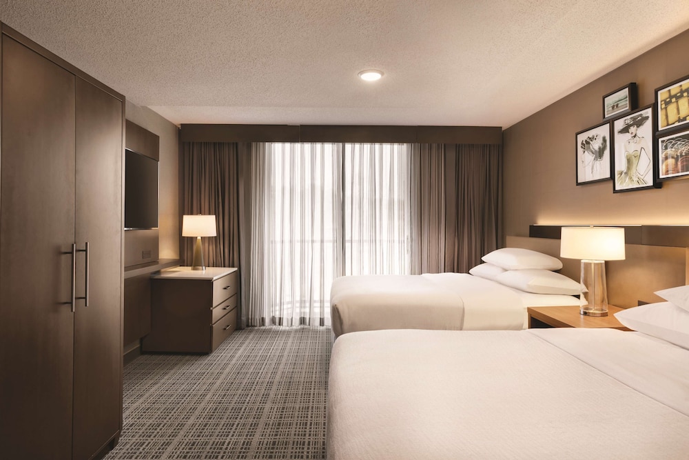 Suite, 2 Queen Beds, Bathtub