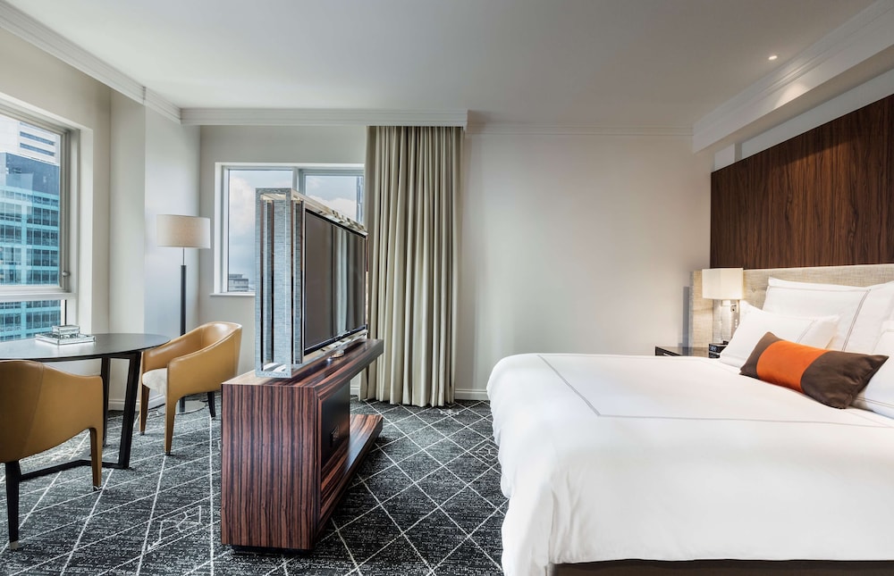 Signature Suite, 1 King Bed, Club Lounge Access (Skyline)
