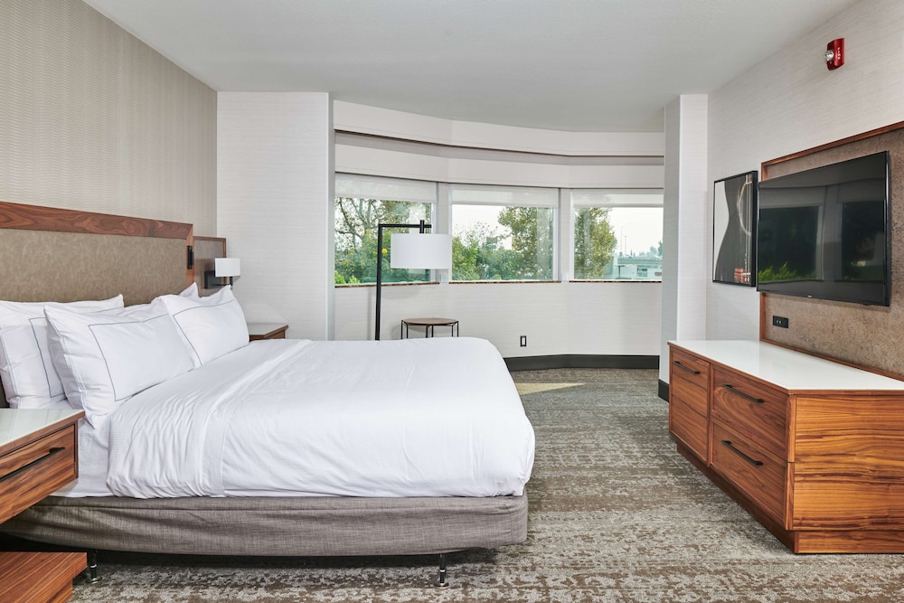 Room, 1 King Bed, Accessible (Mobility & Hearing, Roll-in Shower) - Photo 6
