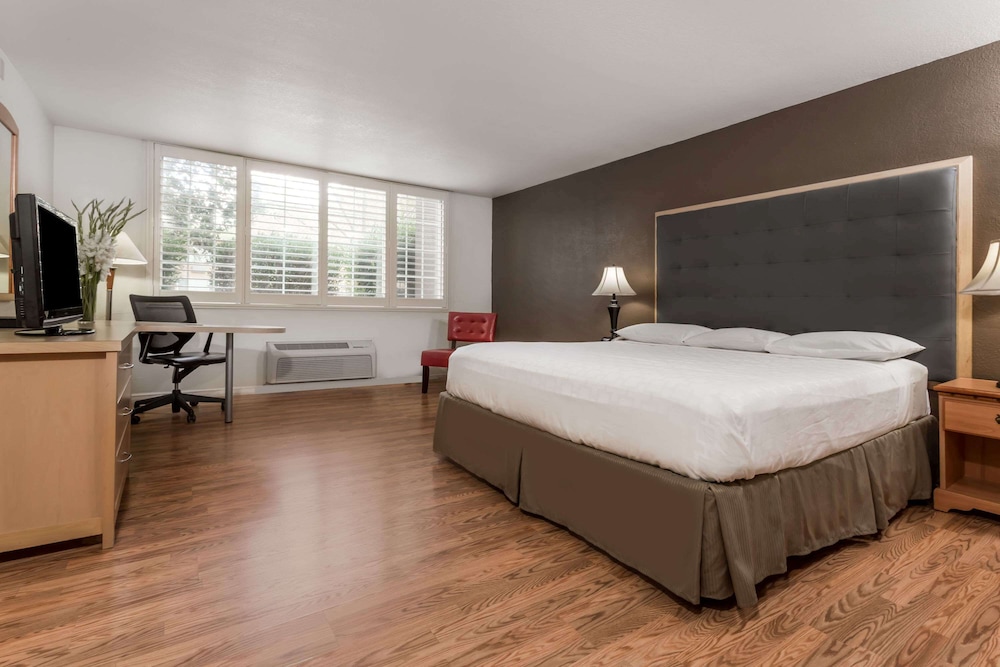 Standard Room, 1 King Bed - Photo 1