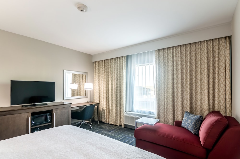 Room, 1 King Bed, Accessible, Bathtub (Mobility & Hearing) photo 2