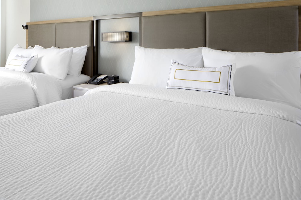 Studio Suite, 2 Queen Beds (Mobility/Hearing Access, Roll-In Shwr)
