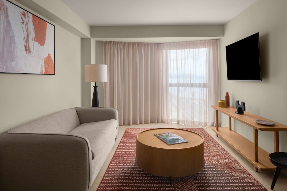 Suite, 1 Bedroom - Photo 3