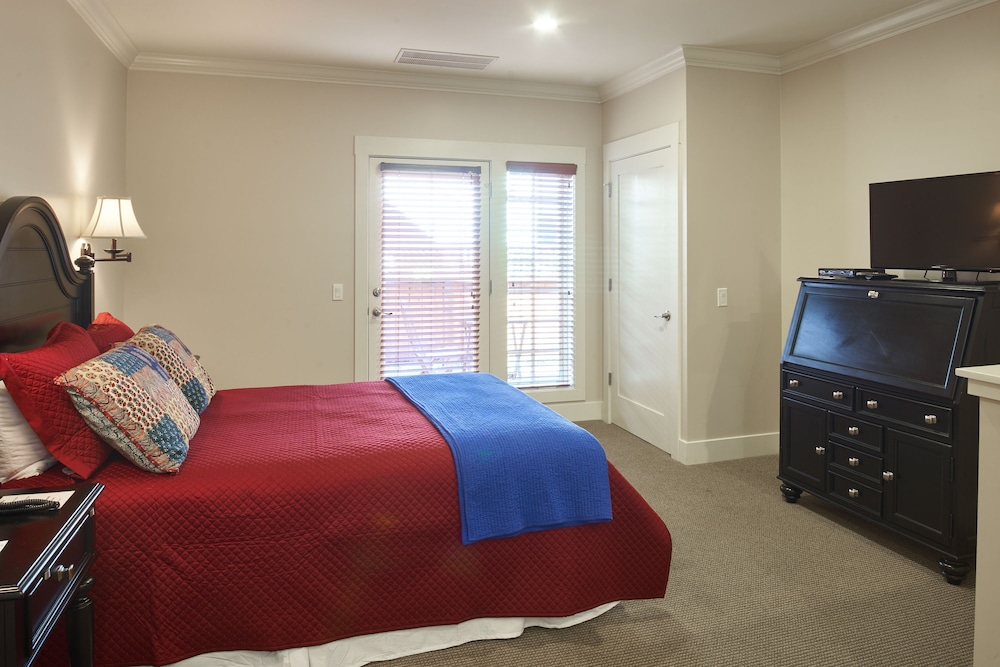 Carriage House 102