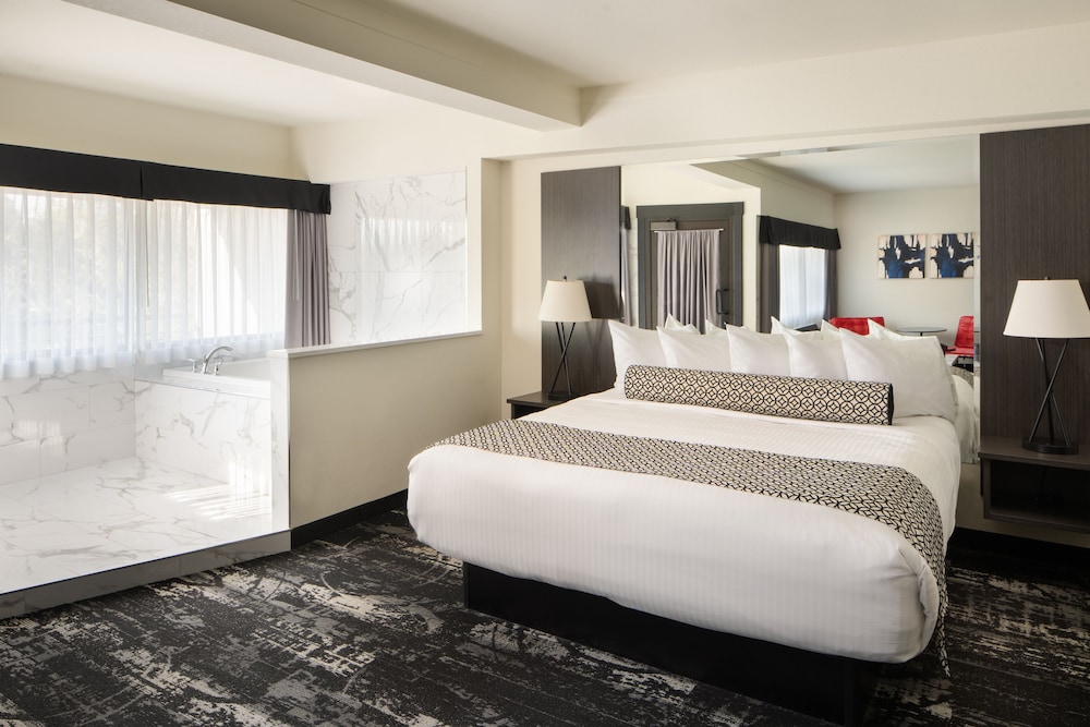 Suite, 1 King Bed, Jetted Tub - Photo 1