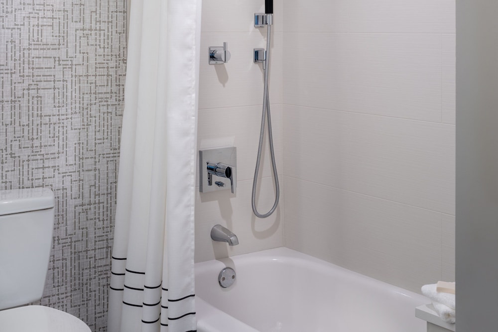Suite, 1 Bedroom - Photo 8