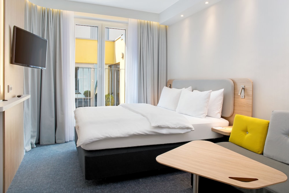 Standard Room, 1 Queen Bed - Photo 6