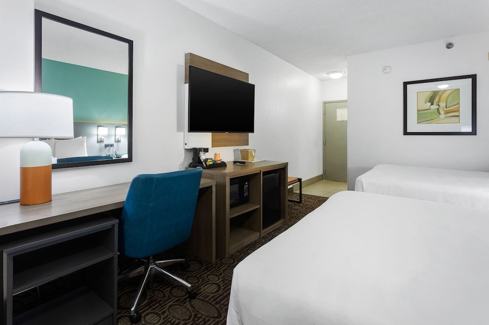Standard Room, 2 Queen Beds, Non Smoking - Photo 4