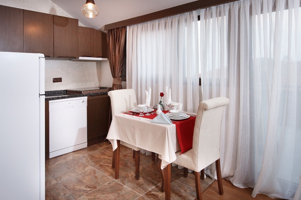 Deluxe Suite, Hot Tub, Lake View thumbnail 5