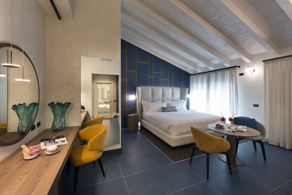 Sapphire Suite with Spa access - Photo 4