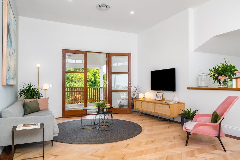 Luxury House photo 2
