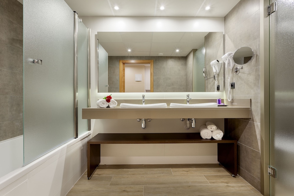 Suite (2 Adults + 1 Child) - Photo 6