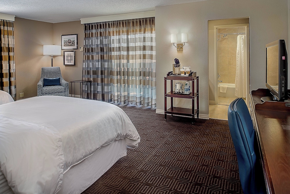 Premium Room, 1 King Bed with Sofa bed - Photo 1