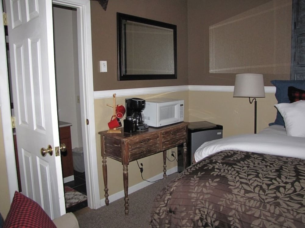 Premium Studio Suite, Refrigerator & Microwave photo 3