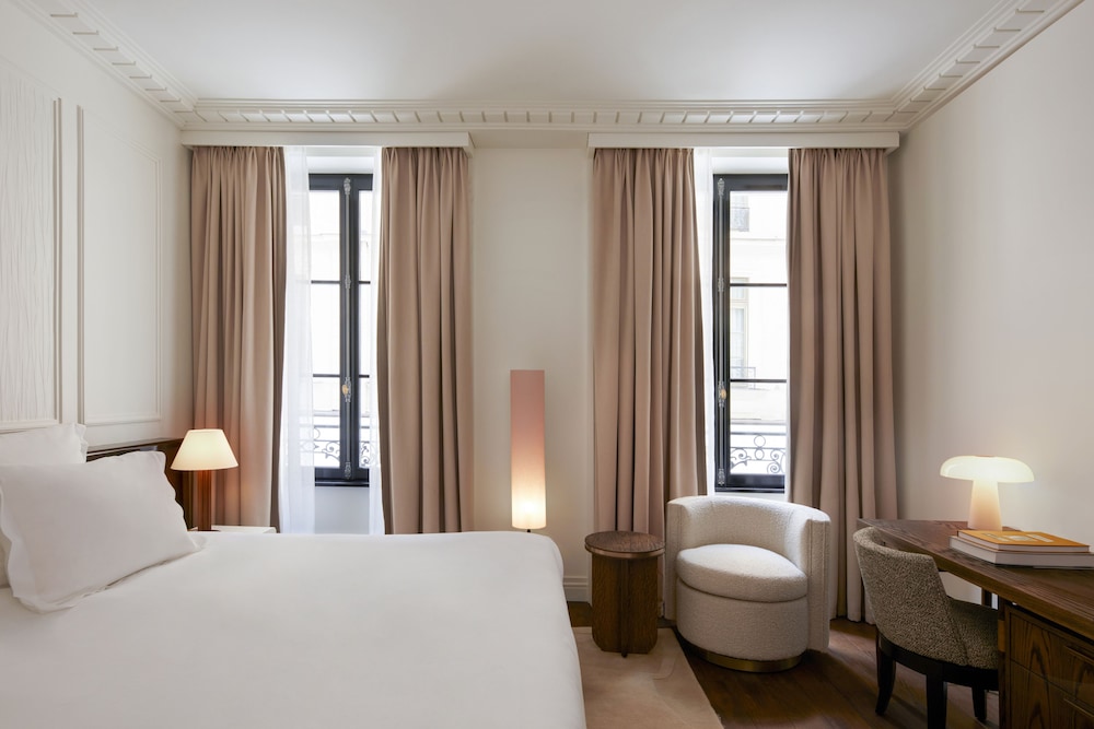 Deluxe Room, 1 King Bed photo 2
