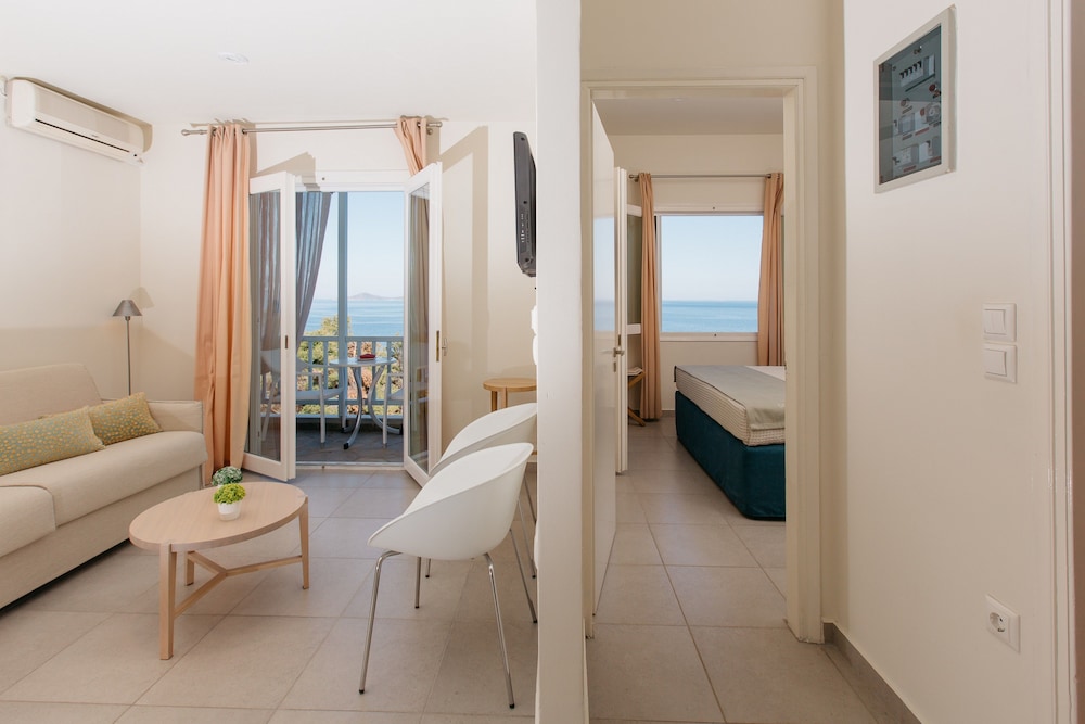 Family Suite, 1 Bedroom, Sea View - Photo 3