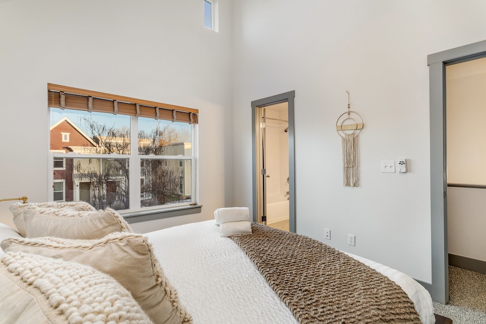 House, Multiple Beds, Patio, Garden View (827 Heschel St. (Unit B)) photo 3