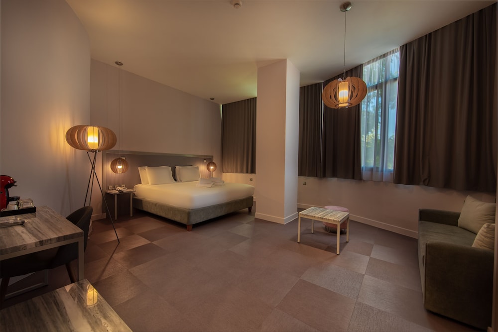 Basic Studio Suite, Pool View - Photo 7