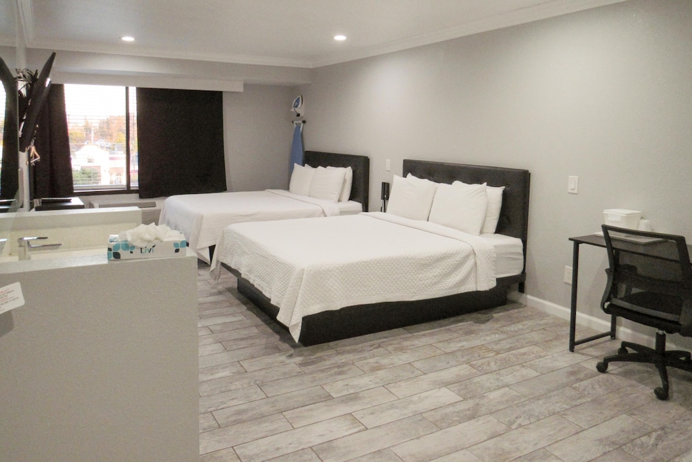 Room, 2 Queen Beds, Accessible, Non Smoking - Photo 1