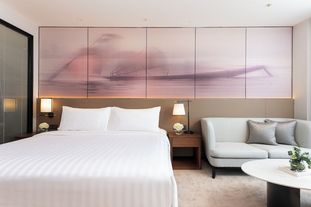 Deluxe Room, 1 King Bed, City View photo 3