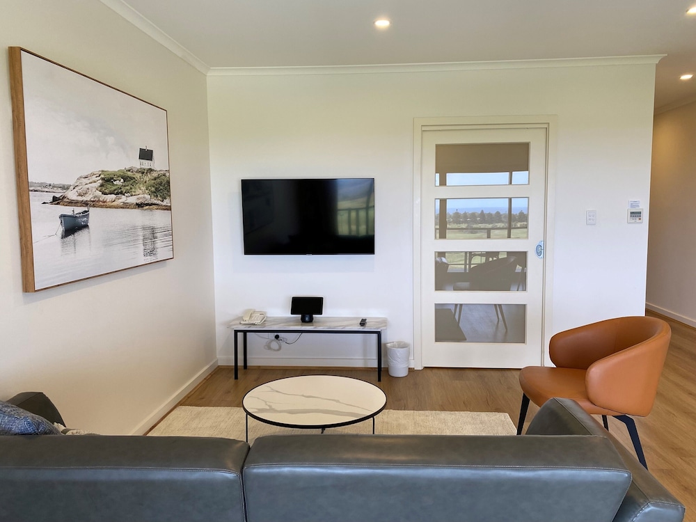 Superior King Spa Suite, Jetted photo 2