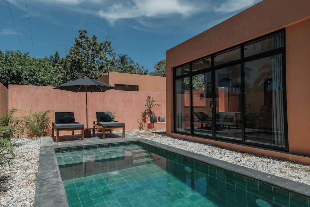 Deluxe Villa, 1 Queen Bed, Pool View photo 1