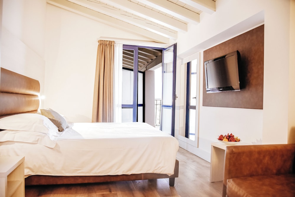 Superior Double or Twin Room, Partial Lake View photo 1