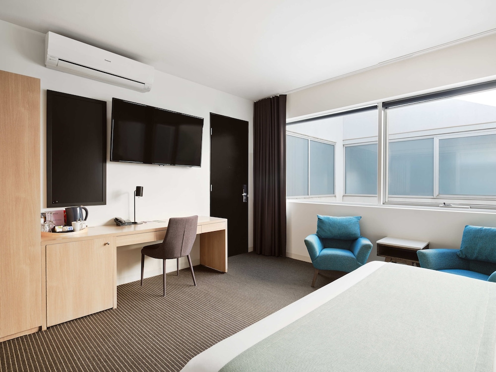 Premier Room, 1 King Bed photo 2