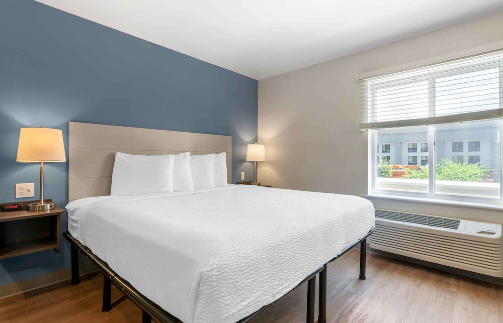 Deluxe Studio, 1 King Bed with Sofa bed, Non Smoking, Refrigerator & Microwave