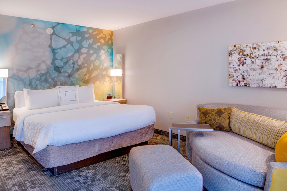 Room, 1 King Bed with Sofa bed (Poolside) photo 3
