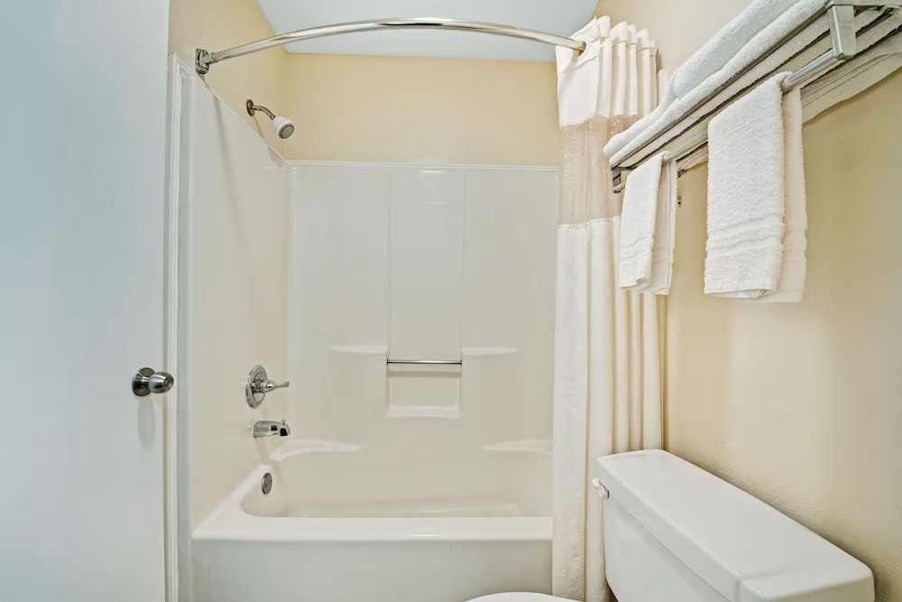Standard Room, 1 Queen Bed, Accessible - Photo 8