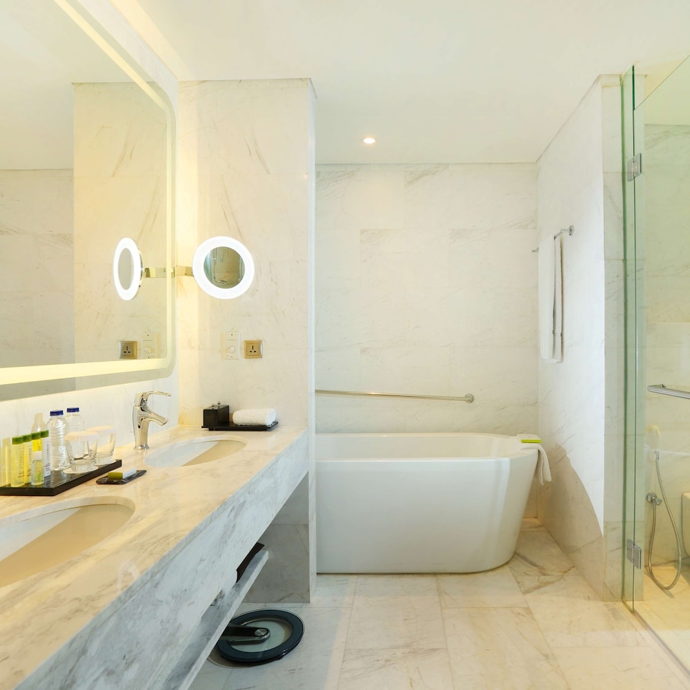 Superior King Suite thumbnail 5