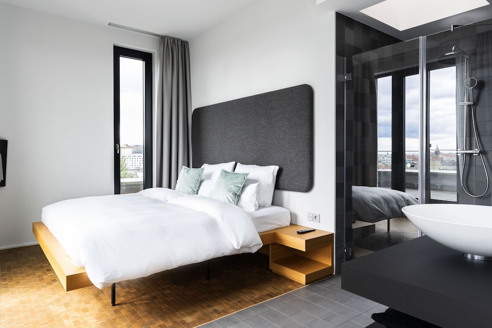 Large 1 Bedroom Apartment with Terrace photo 3