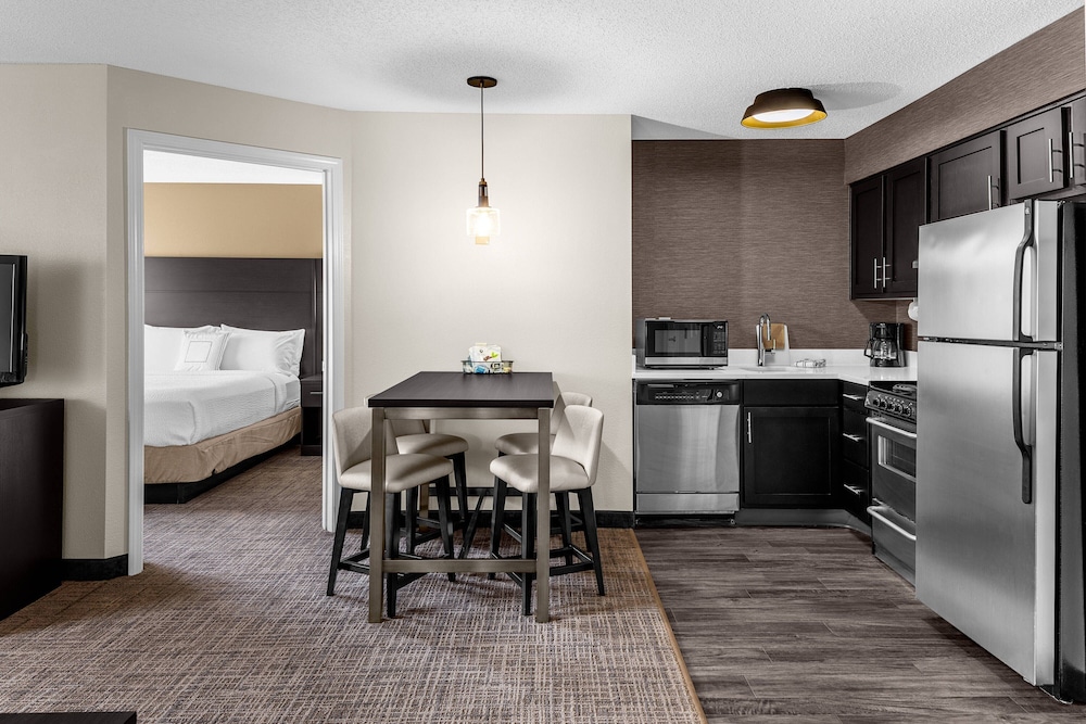 Suite, 2 Bedrooms - Photo 3