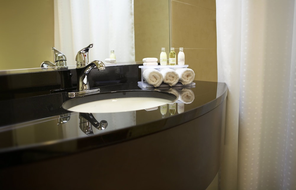 Suite, 1 Bedroom, Balcony - Photo 3