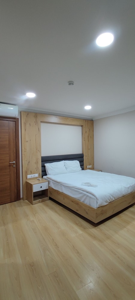 Deluxe Suite, 1 Queen Bed, Non Smoking, Sea View photo 2