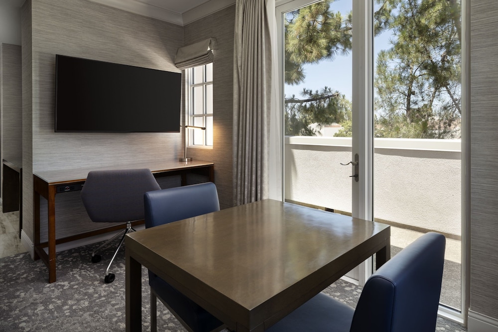 Suite, 1 King Bed, Balcony, Courtyard View - Photo 4
