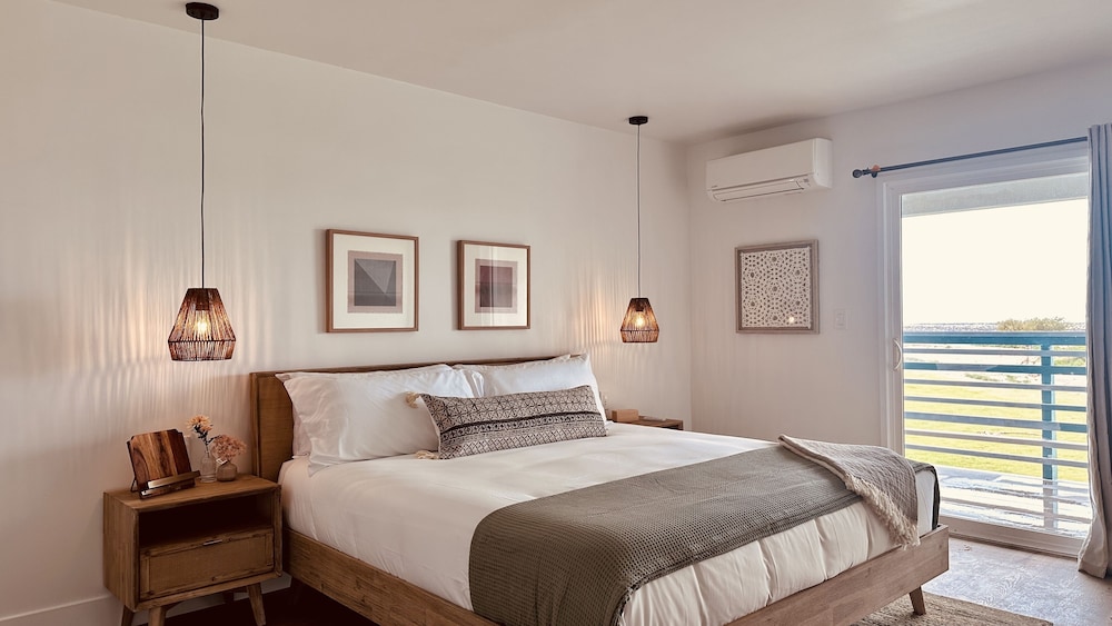Premium Room, 1 King Bed, Non Smoking, Ocean View (Non-Pet friendly) photo 2
