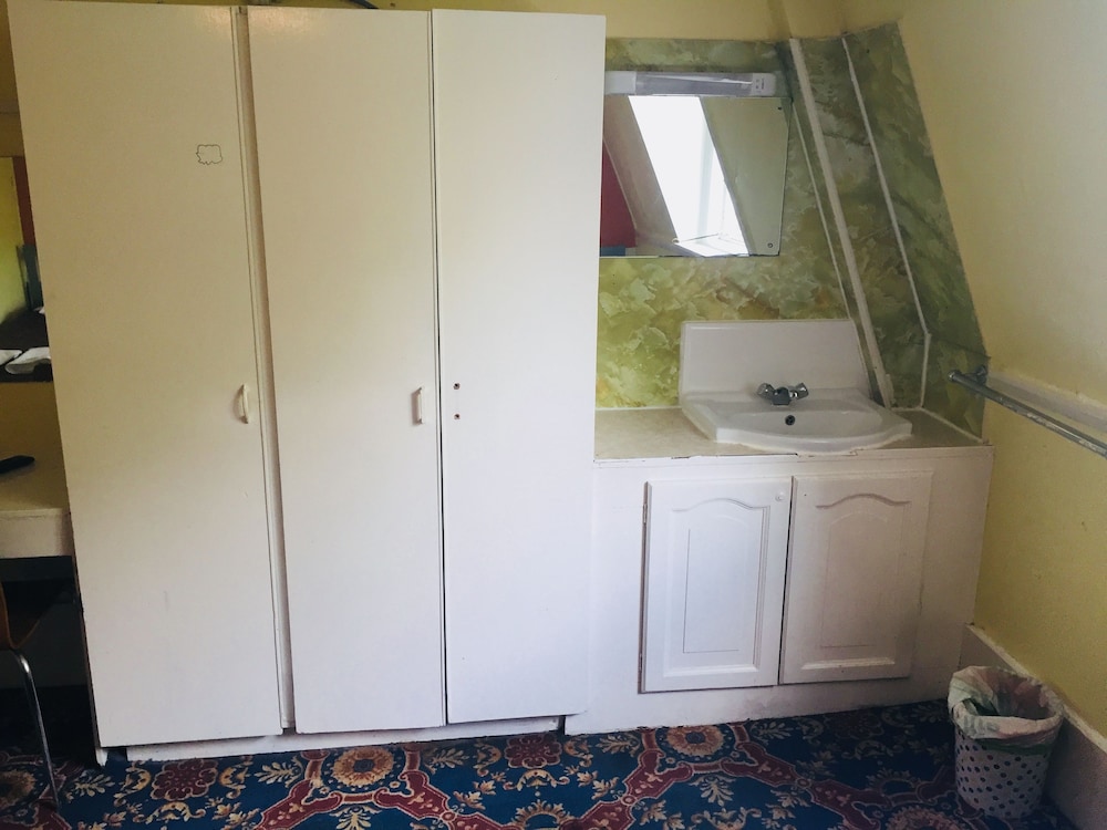 Basic Twin Room, Shared Bathroom photo 3