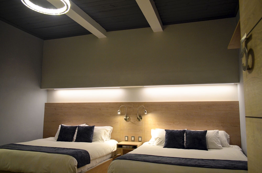 Deluxe 2 King Size Beds Suite