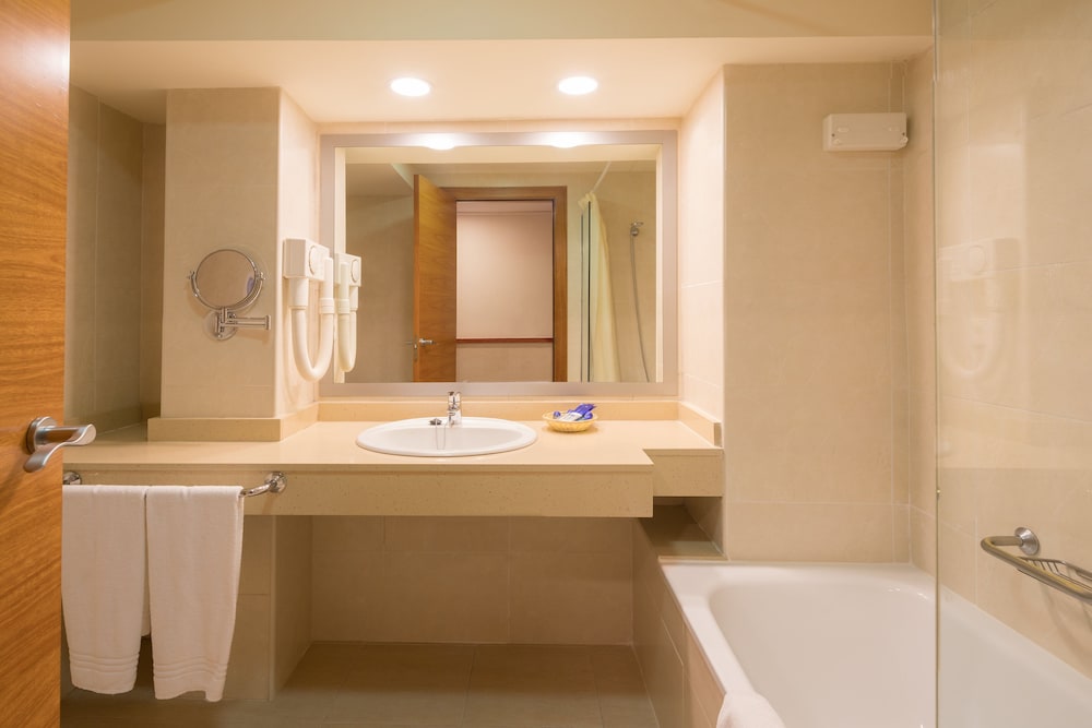 Twin Room, Balcony (2 Adults) - Photo 5